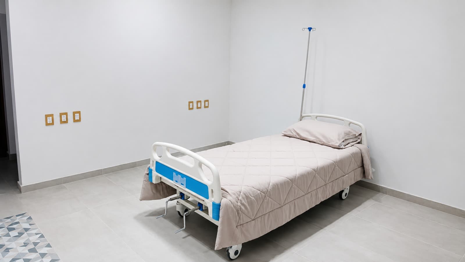 Área clínica de TSAYA con cama hospitalaria
